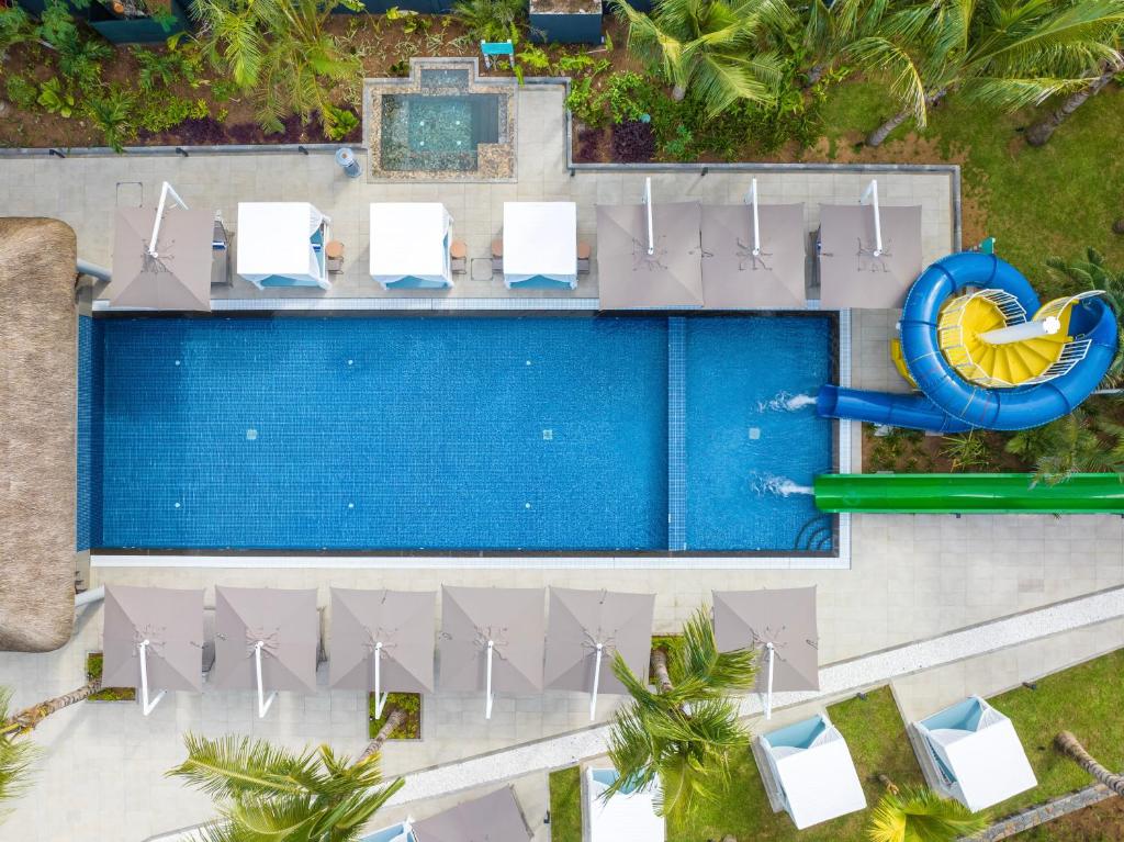 巴拉克拉瓦Ocean's Creek Beach Hotel的享有度假村游泳池的顶部景致