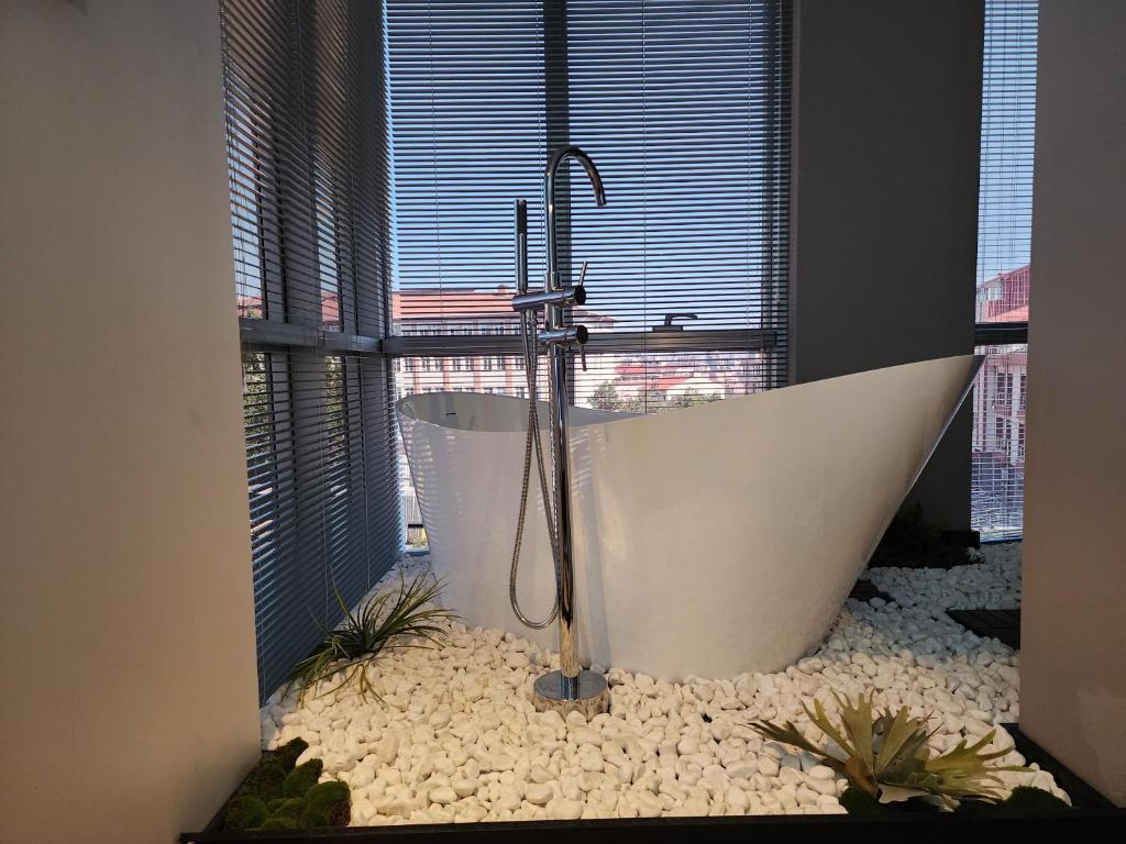 伊斯坦布尔Dream house 22的带浴缸的浴室和窗户