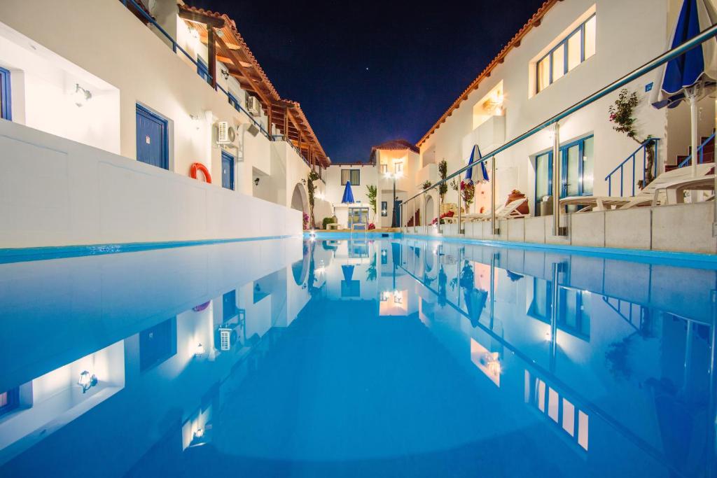 帕诺尔莫斯雷斯蒙伊利亚纳酒店的夜间在房子里的一个游泳池