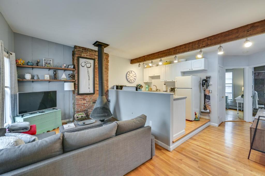 波士顿Cozy Boston Vacation Rental with Rooftop Deck!的带沙发的客厅和厨房