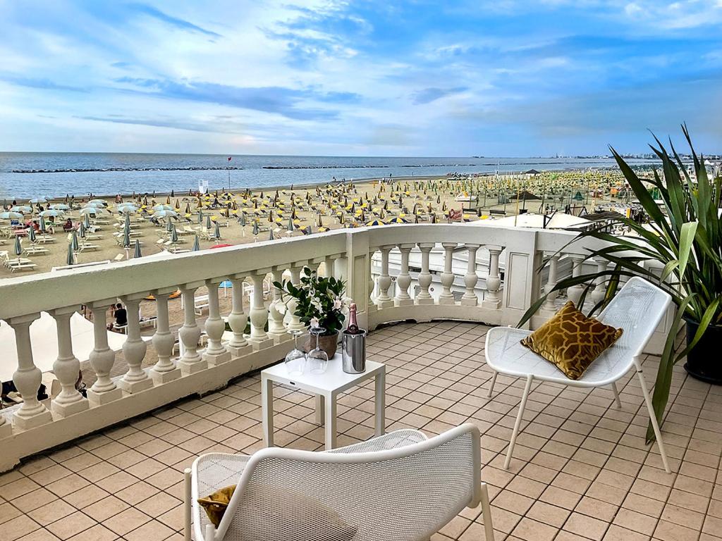 里米尼Villa La Torretta Luxury B&B - Adults Only -的阳台享有海滩美景,可供住客使用