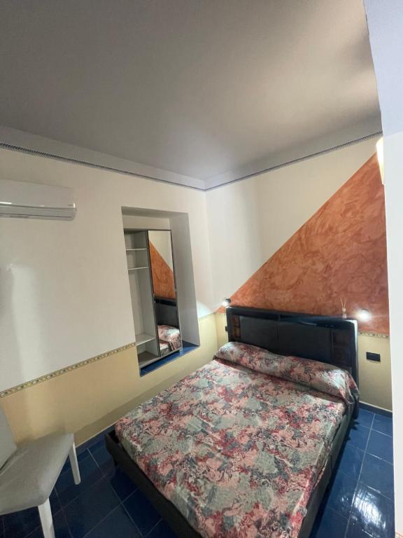 卡梅罗塔码头Dal Torrese的一间小卧室,配有一张床和镜子