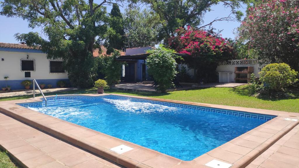 奇克拉纳－德拉弗龙特拉Chalet con piscina privada, natural y acogedor的一座房子的院子内的游泳池