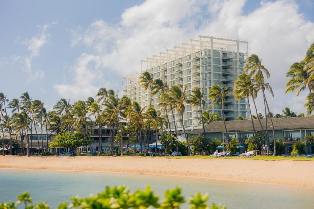 檀香山The Kahala Hotel and Resort的棕榈树海滩上的酒店