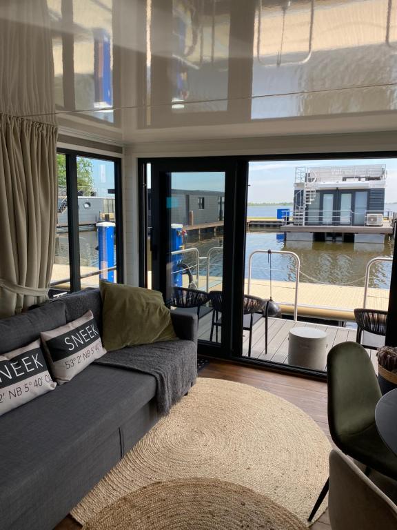 OffingawierSeaYou House boat的带沙发和大窗户的客厅
