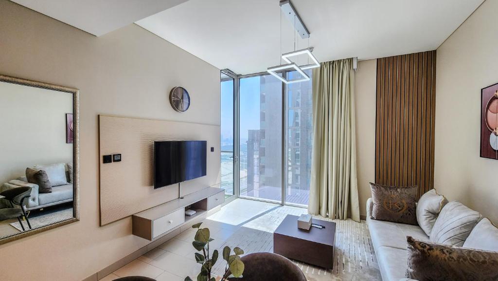 迪拜STAY BY LATINEM Luxury 1BR Holiday Home CVR A2803 near Burj Khalifa的一间带电视和大窗户的客厅