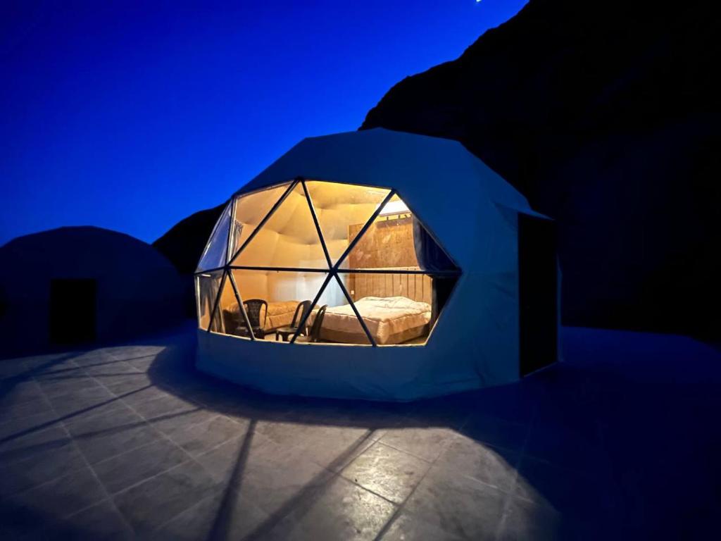 瓦迪拉姆Wild Oryx Camp Bubbles的黑暗的房间里带玻璃窗的小帐篷