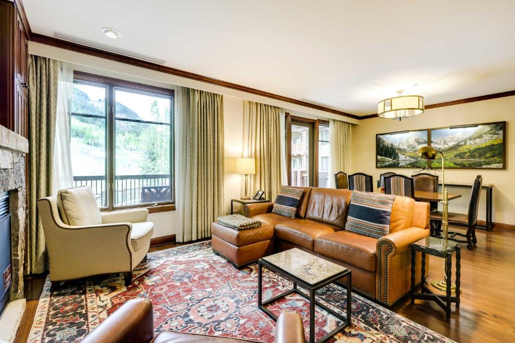 阿斯潘Ski Resort Condo in Ritz-Carlton Aspen Highlands的客厅配有沙发和桌子