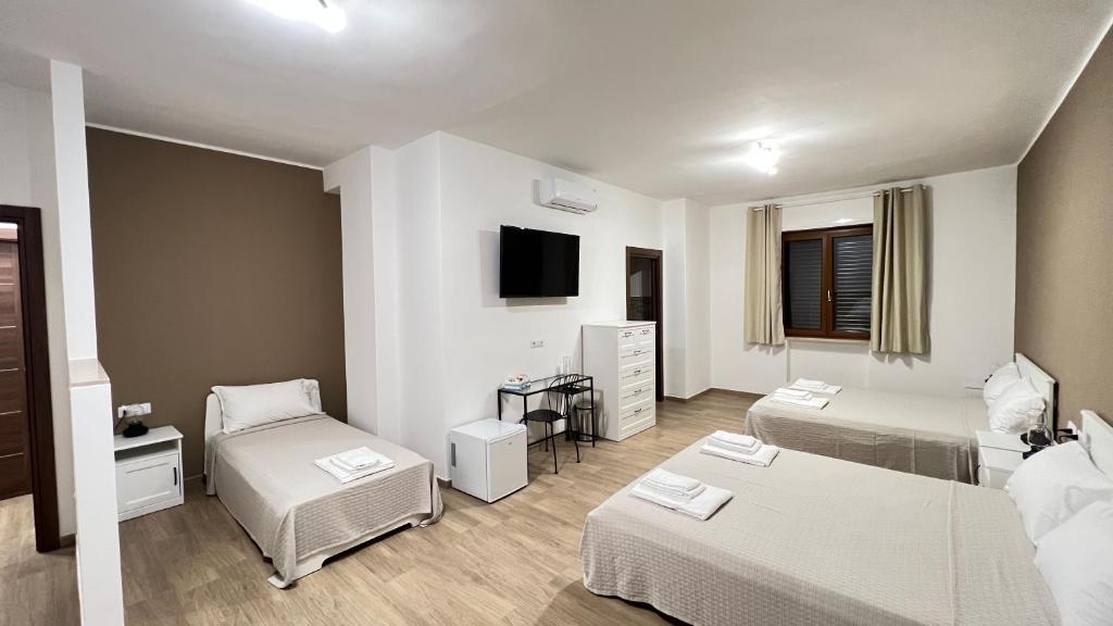 莫诺波利Cala Portavecchia的一间带两张床和电视的客厅