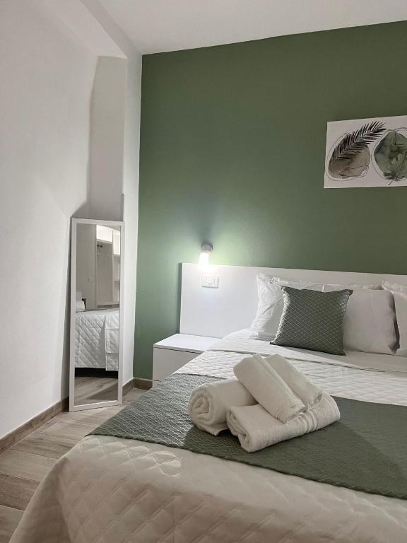GasponiCasa Vacanze Arcobaleno的一间卧室配有一张床,上面有两条毛巾