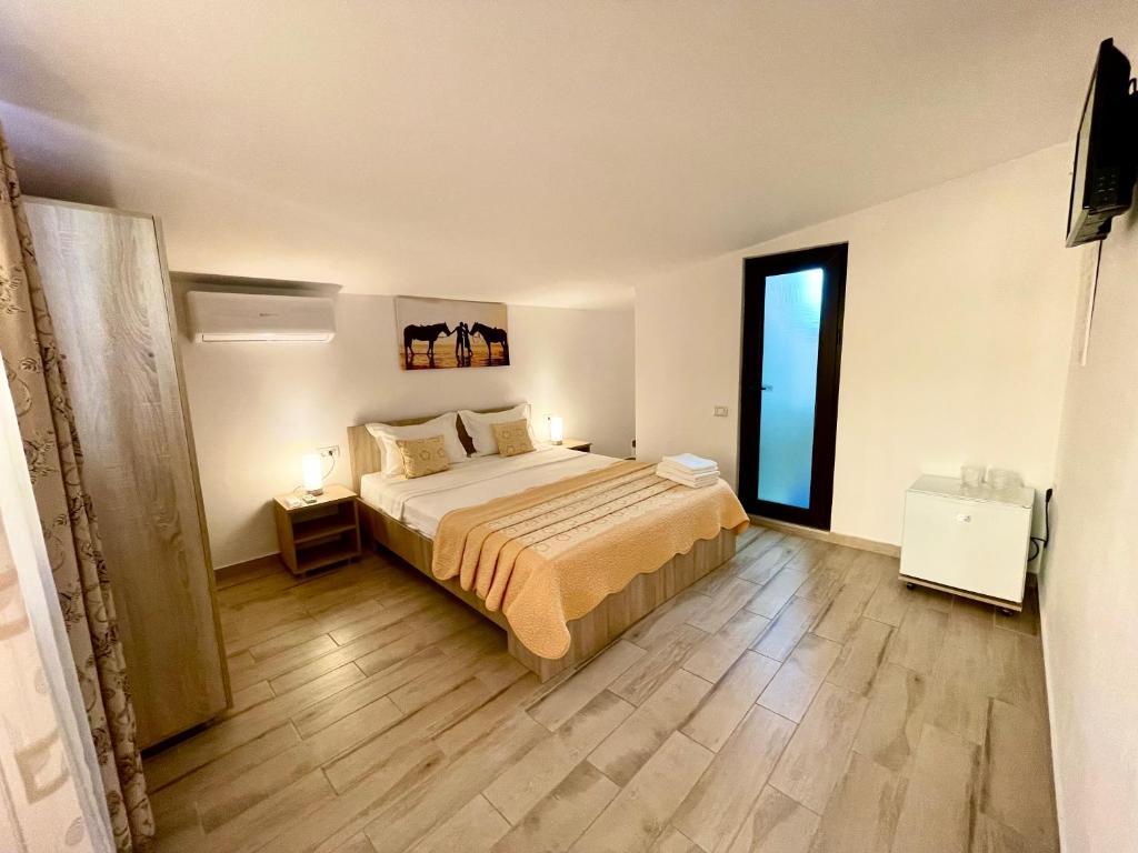 曼加利亚Vila Lorena的一间卧室设有一张床和一个大窗户