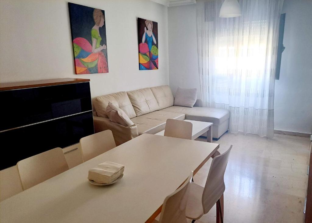 休达Beatiful and full-equipped flat in the city center的客厅配有桌子和沙发