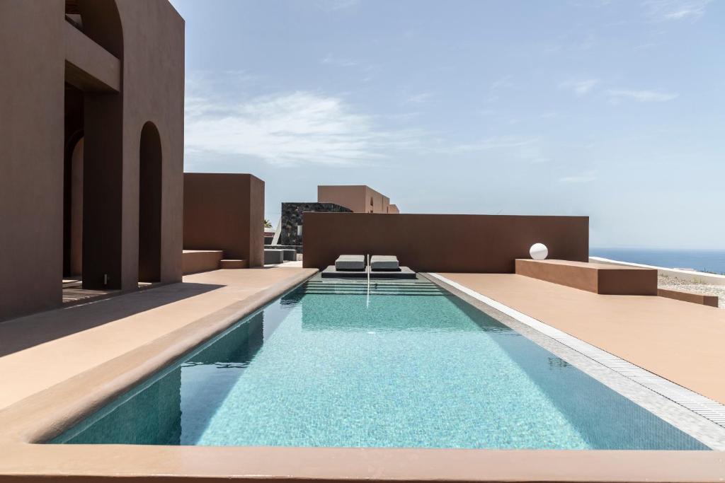 阿克罗蒂里Serra Exclusive Suites的屋顶上的游泳池