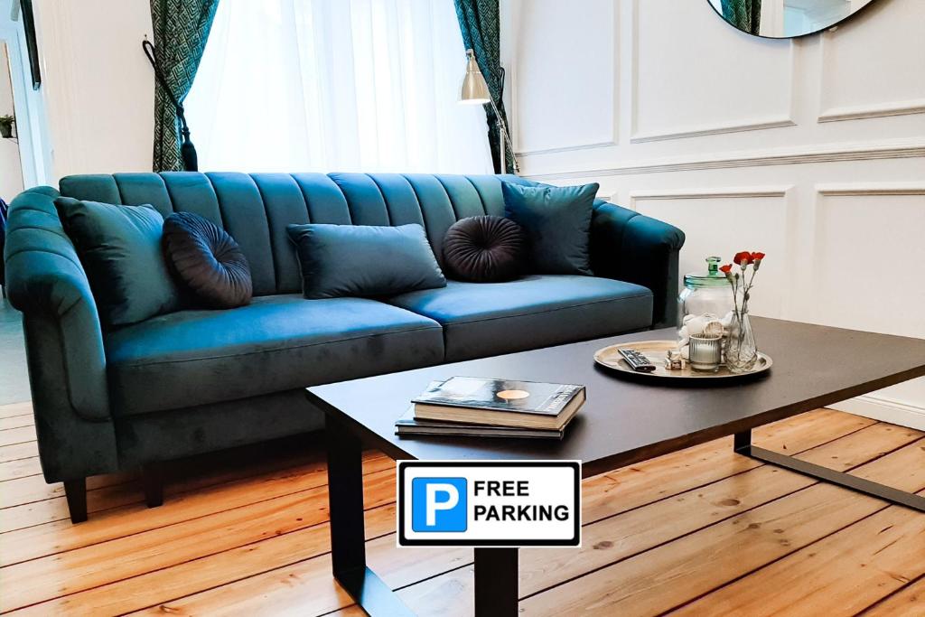 托伦Wilhelmstadt Apartment 60m - PARKING的客厅配有蓝色沙发及茶几