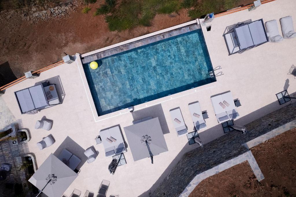 ExámbelaSigma Residences的享有带桌椅的游泳池的顶部景致