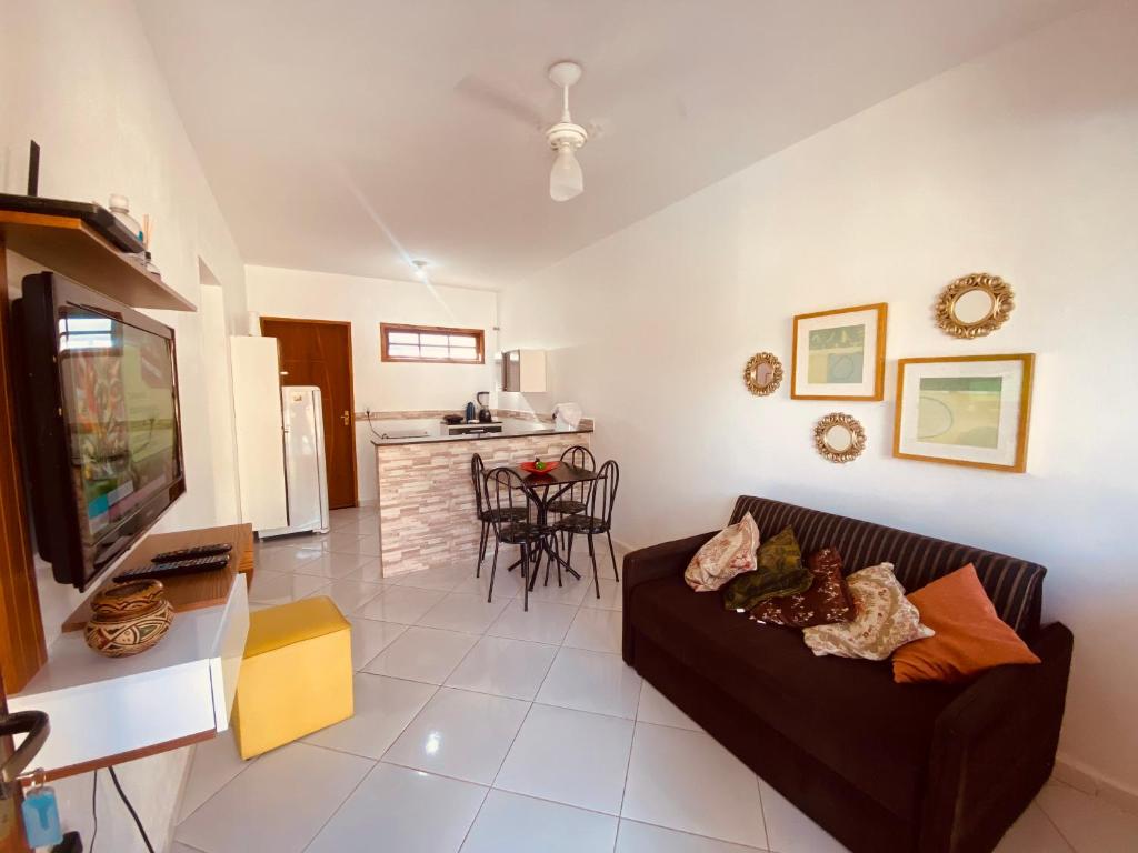 卡波布里奥Casas Aconchegantes Temporada的带沙发的客厅和厨房