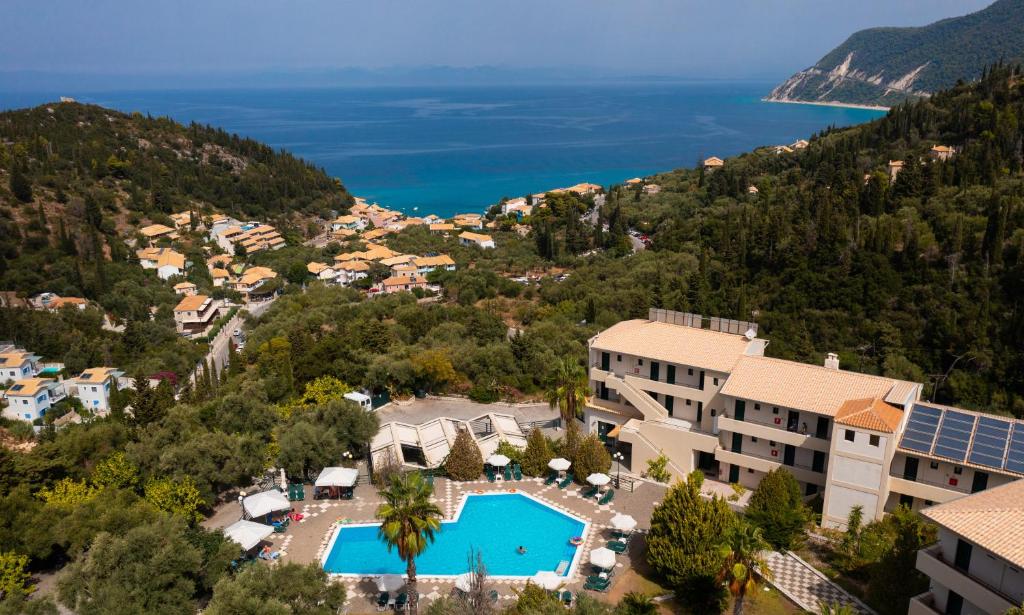阿约斯尼奇塔斯圣塔马丽娜酒店的享有度假村和海洋的空中景致