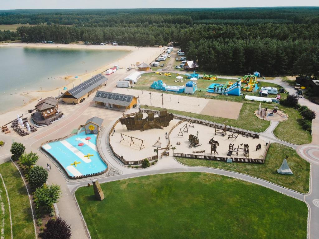 GrodziecBajka Hotel & Resort的海滩旁游乐园的空中景致