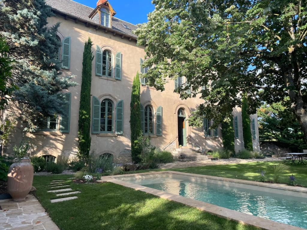 米洛Couvent de la Salette & Spa的一座房子前面设有游泳池