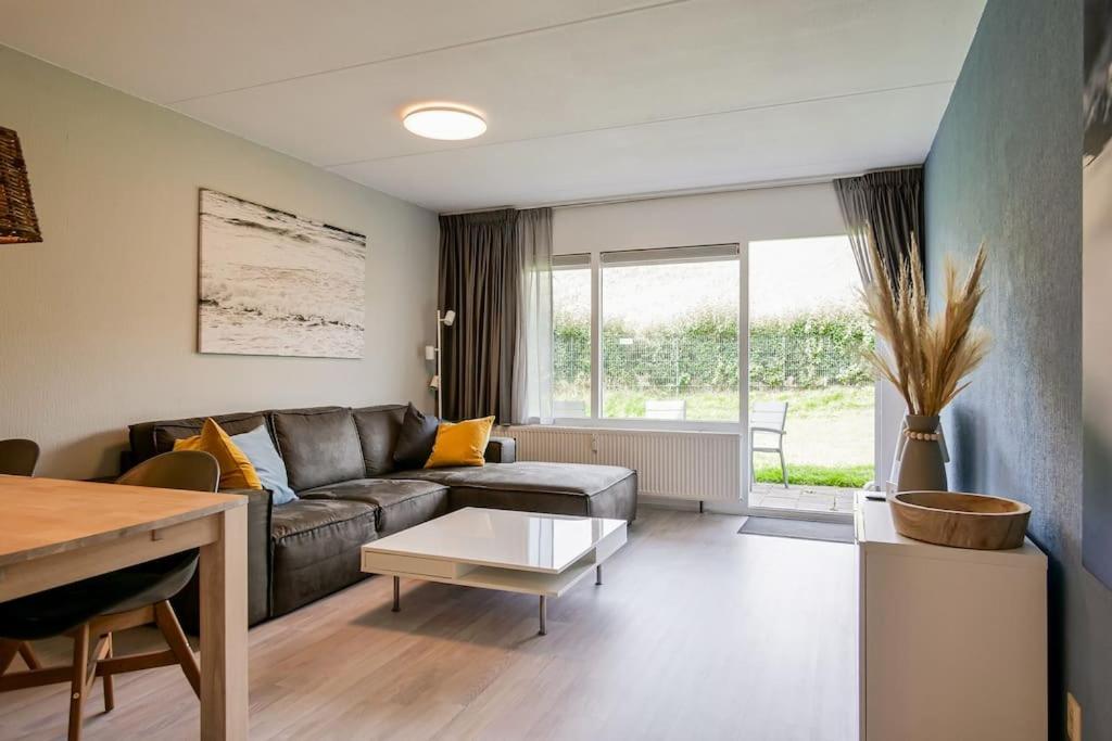 卡兰茨奥赫Beach Appartement 10 - Callantsoog的客厅配有沙发和桌子