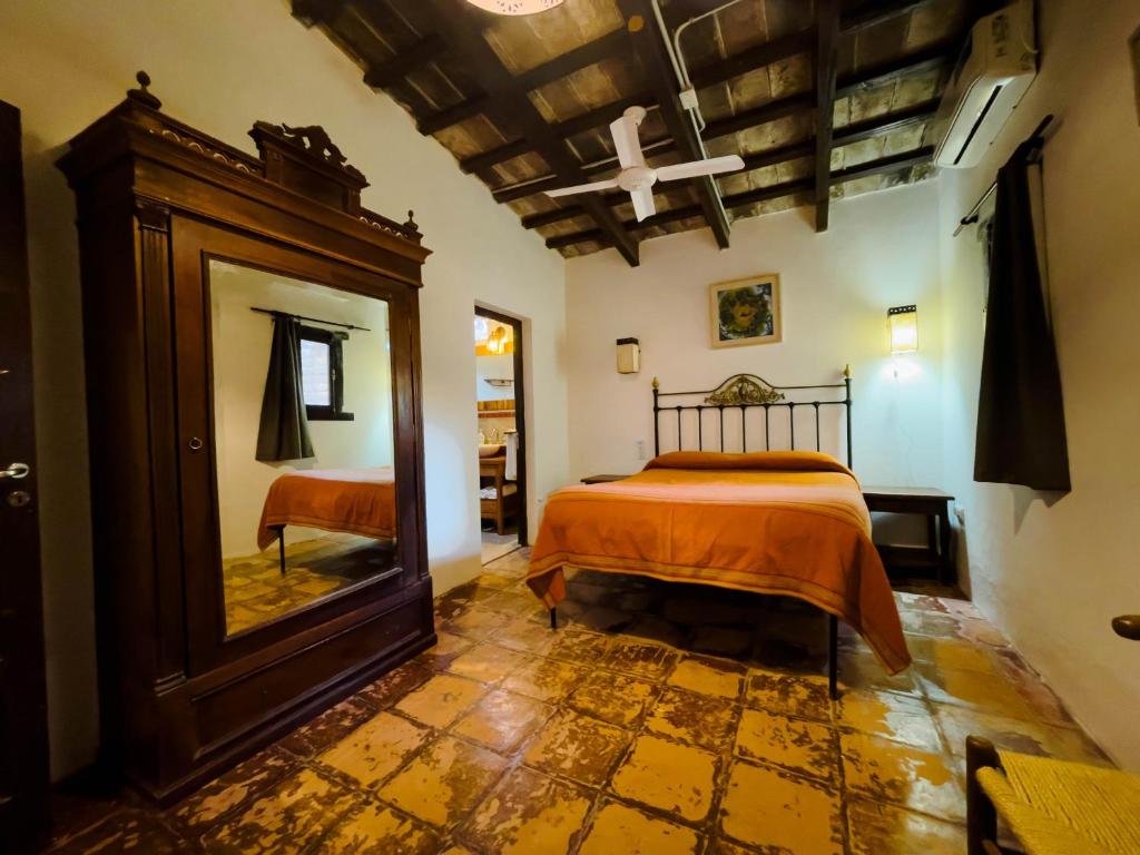 Coronel MoldesLa Casona de Moldes的一间卧室配有一张床和镜子