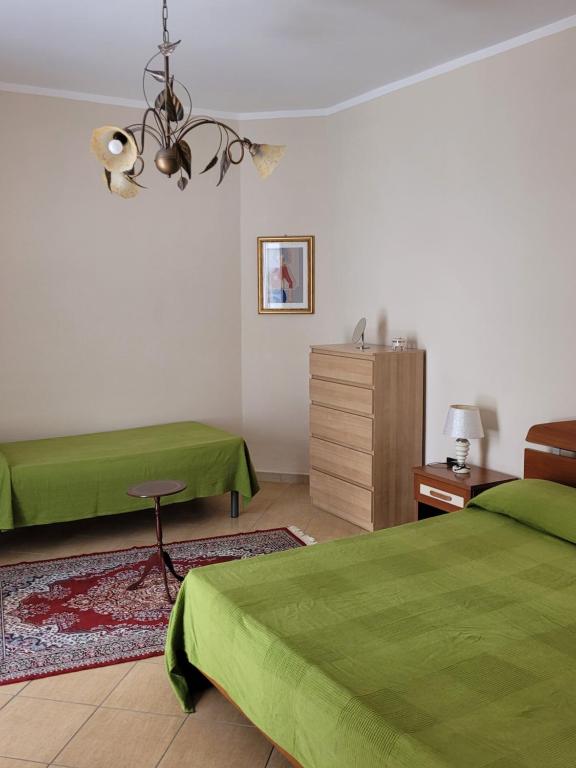 迪亚曼特Casa Murales的一间带两张绿色床铺和梳妆台的卧室