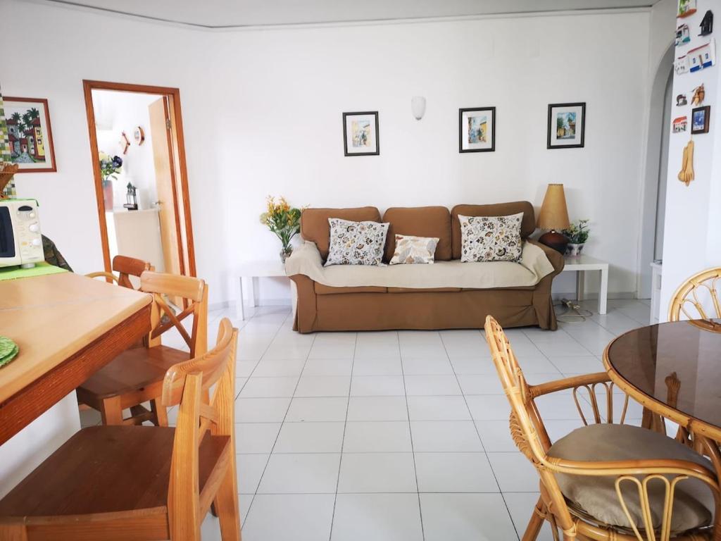 卡帕里卡海岸Caparica Lounge & Terrace的客厅配有沙发和桌子