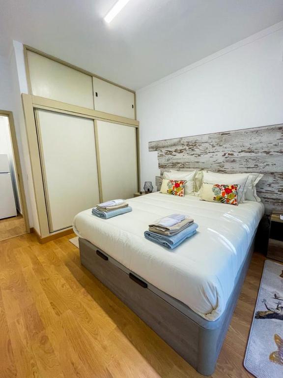 维拉维索萨APART Casas Brancas的一间卧室配有一张大床和两个枕头