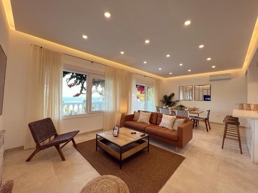 贝莱斯Angeles Beach II by ELE Apartments的客厅配有沙发和桌子