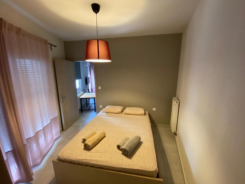 EleftheroúpolisVoulas suites的一间卧室配有两张带毛巾的床