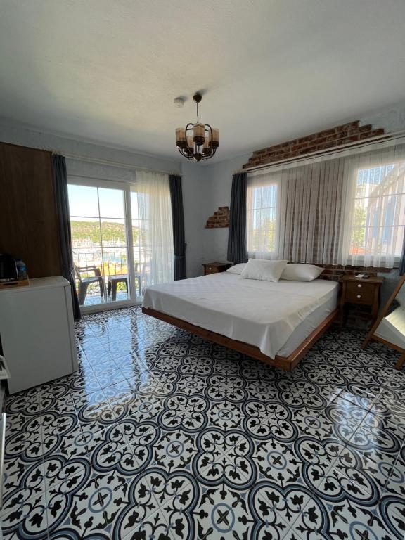 切什梅Villa Veria的一间卧室配有一张大床和一张大地毯。