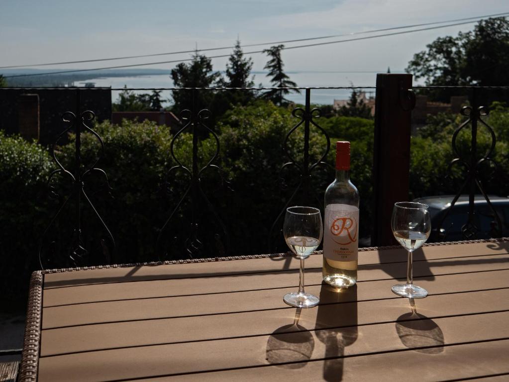 福纽德Martour-ház的桌子上放有一瓶葡萄酒和两杯酒