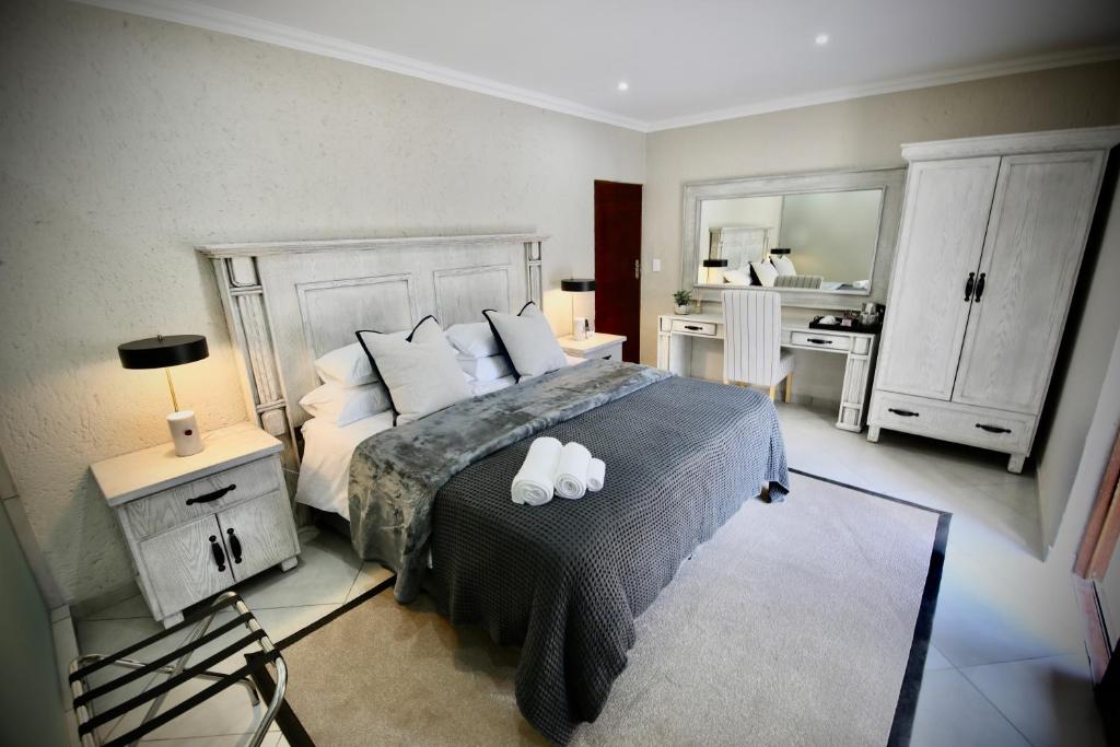 波罗瓜尼Decollage Estate的一间卧室配有一张带两个白色枕头的床