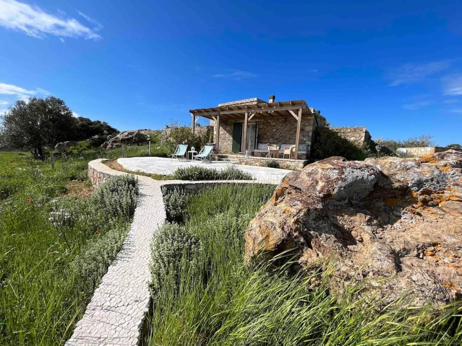 恰纳卡莱Bozcaada / Tenedos Ayana ve Midilli panoraması的通往凉亭的石头走道