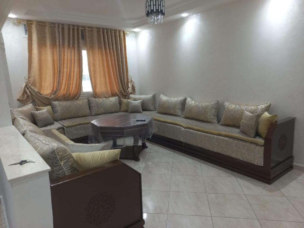 丹吉尔Rawan Appart的客厅配有沙发和桌子
