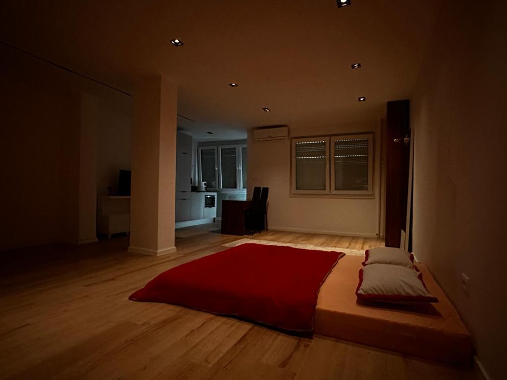 GjakoveStudio Y的卧室中间设有一张大床