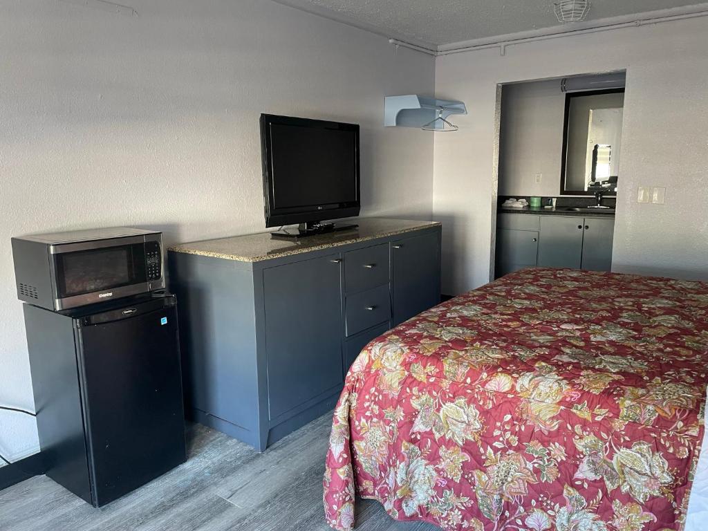 查塔努加Budgetel Chattanooga的配有一张床和一台平面电视的酒店客房