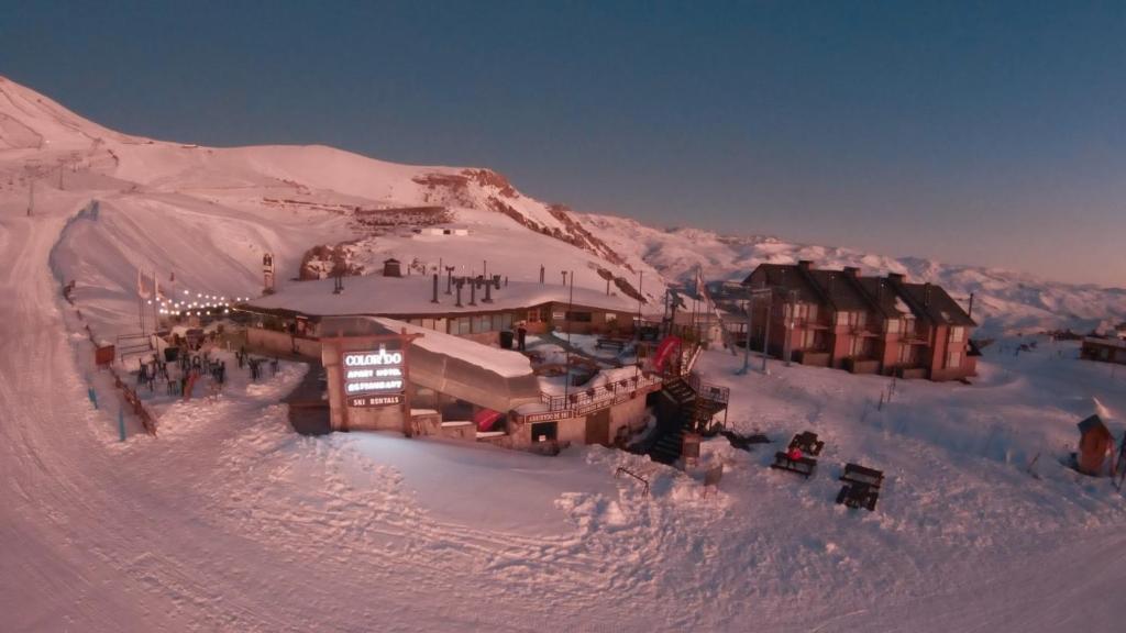 El Colorado科罗拉多公寓酒店 的雪中滑雪小屋的空中景致
