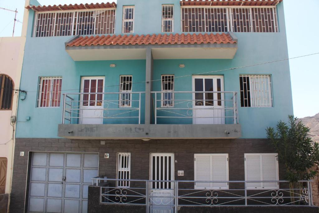 明德卢SAM House的蓝色的建筑,上面设有阳台