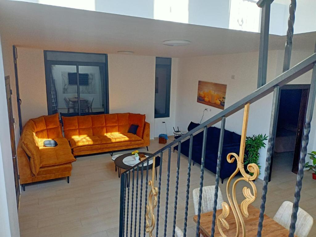 杰里科Al bader villa的客厅配有沙发和桌子