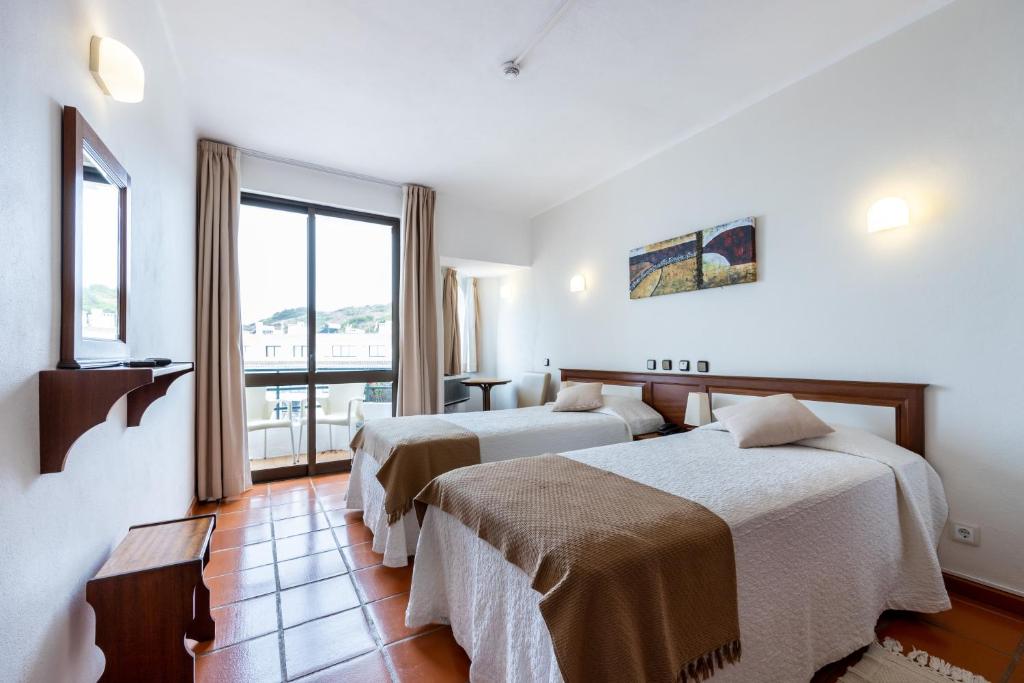 塞勒玛萨勒玛居家酒店的酒店客房设有两张床和窗户。
