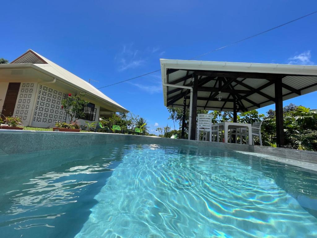 乌图罗阿Villa Ura的房屋前的游泳池