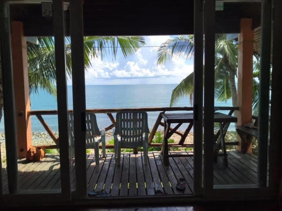 象岛棕榈树天堂度假酒店的从房子的门廊上可欣赏到海景