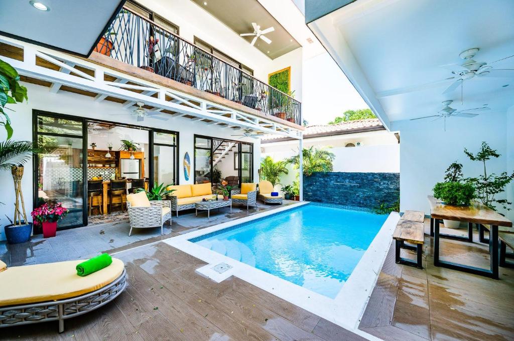 圣克鲁斯Casa Tequila的一座带庭院的房屋内的室内游泳池