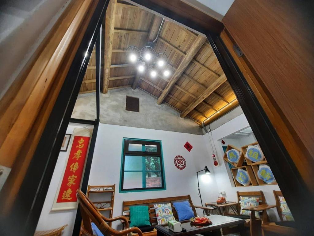 中坜馬村隱園-北部桃園包棟民宿的客厅享有高空美景,设有天花板