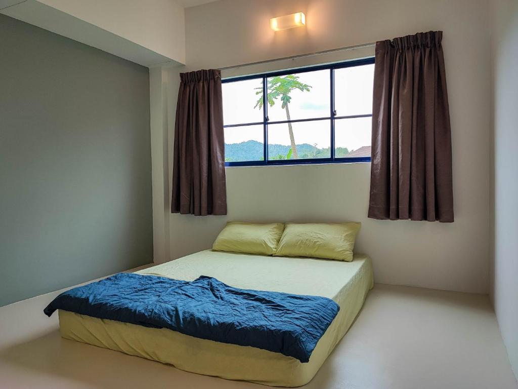 劳勿Sunya Home Raub, Pahang G02的一间卧室设有一张床和一个窗口