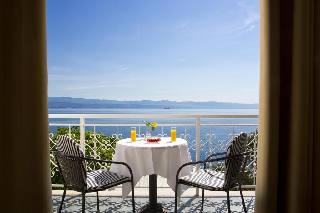 洛夫兰Hotel Stanger的海景阳台上的桌椅