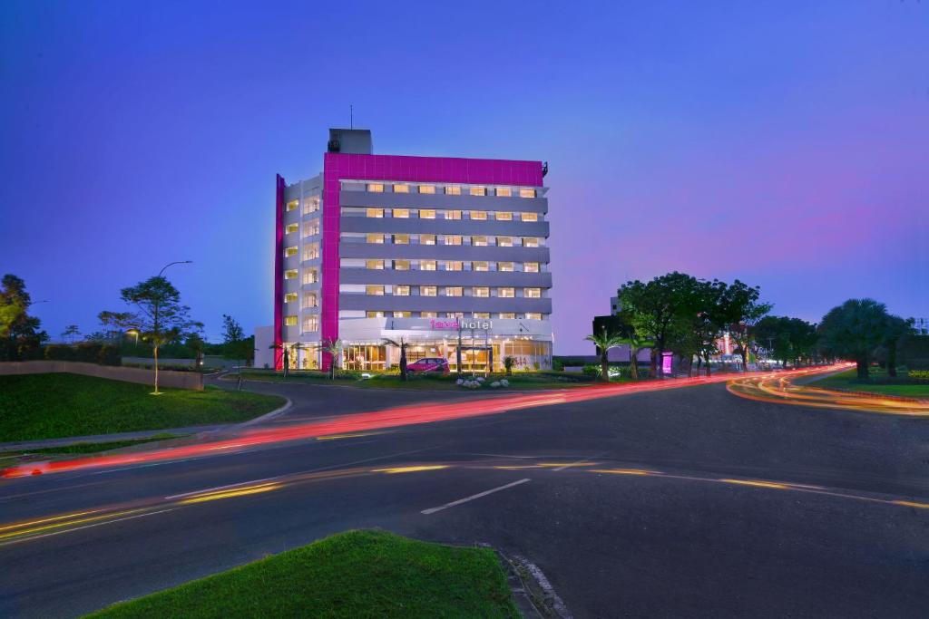 芝卡朗favehotel Jababeka Cikarang的道路前的街道上的建筑物