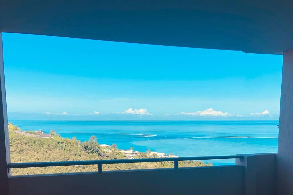 普纳奥亚Punaauia Panoramic View的阳台享有海景。
