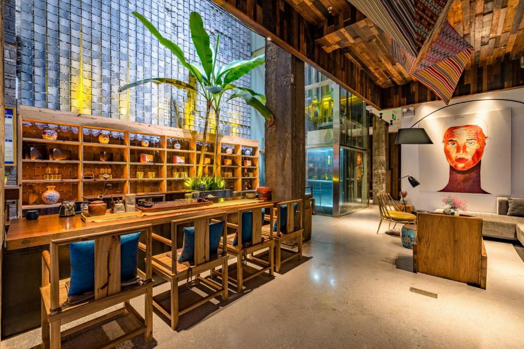 张家界Yoba Boutique Hotel的一间设有酒吧的客房,墙上有一面